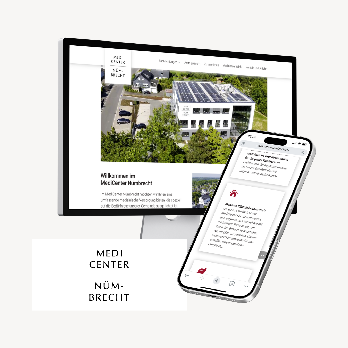 Auf dem Computermonitor wird die Website des MedCenter Nümbrecht mit einem Luftbild des Gebäudes angezeigt; ein Smartphone zeigt die gleiche Website in der mobilen Version.