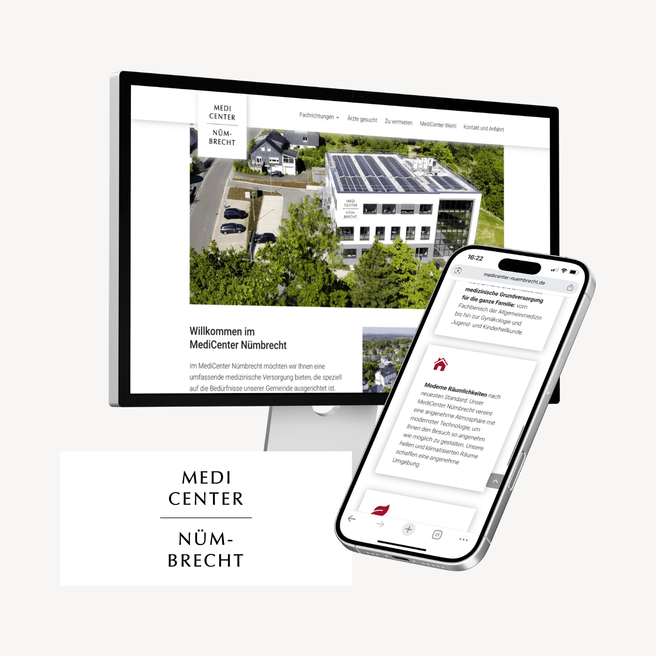 Computermonitor und Smartphone zeigen die Website des MediCenter Nümbrecht mit einem Gebäude mit Sonnenkollektoren und einem Text über die Gesundheitsdienste des Zentrums.
