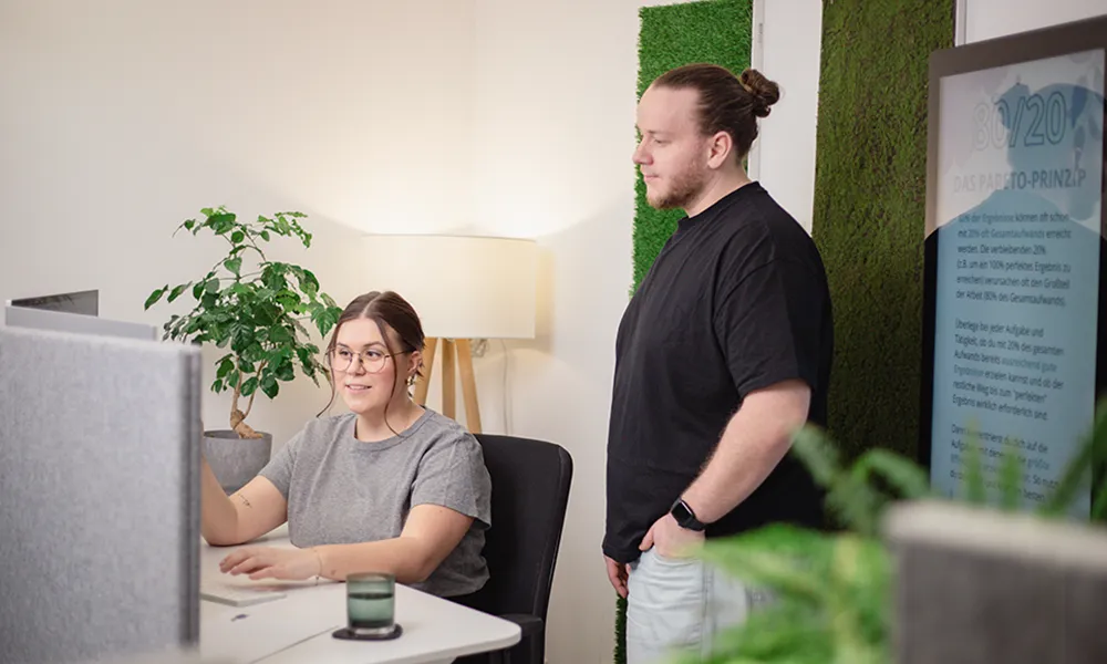 Daniel und Celia von Vorländer & friends im Gespräch über Recruiting-Anzeigen