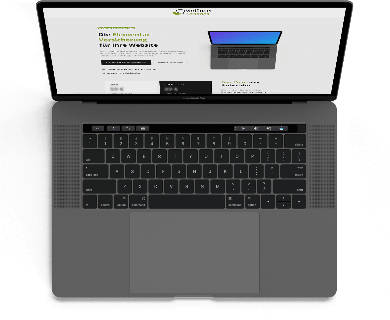 Ein MacBook-Laptop zeigt von oben betrachtet eine deutsche Versicherungs-Website auf seinem Bildschirm an.