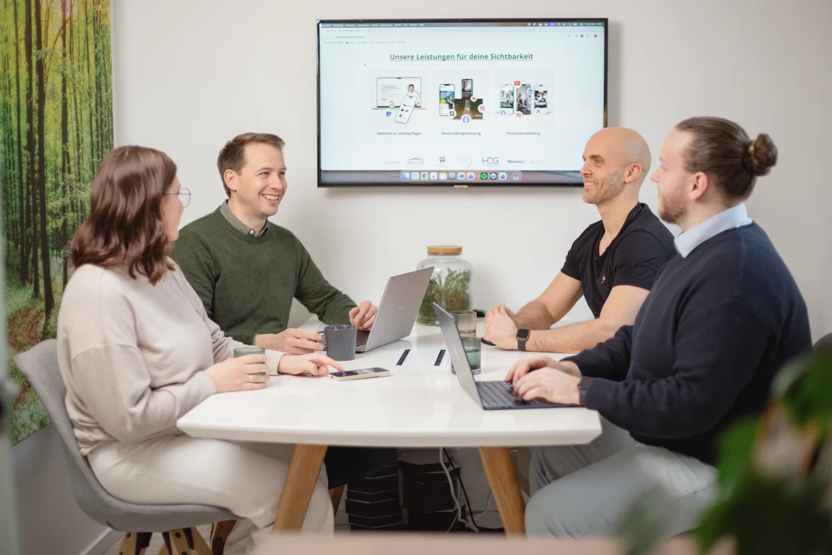 Das Team von Vorländer & friends bei der Besprechung