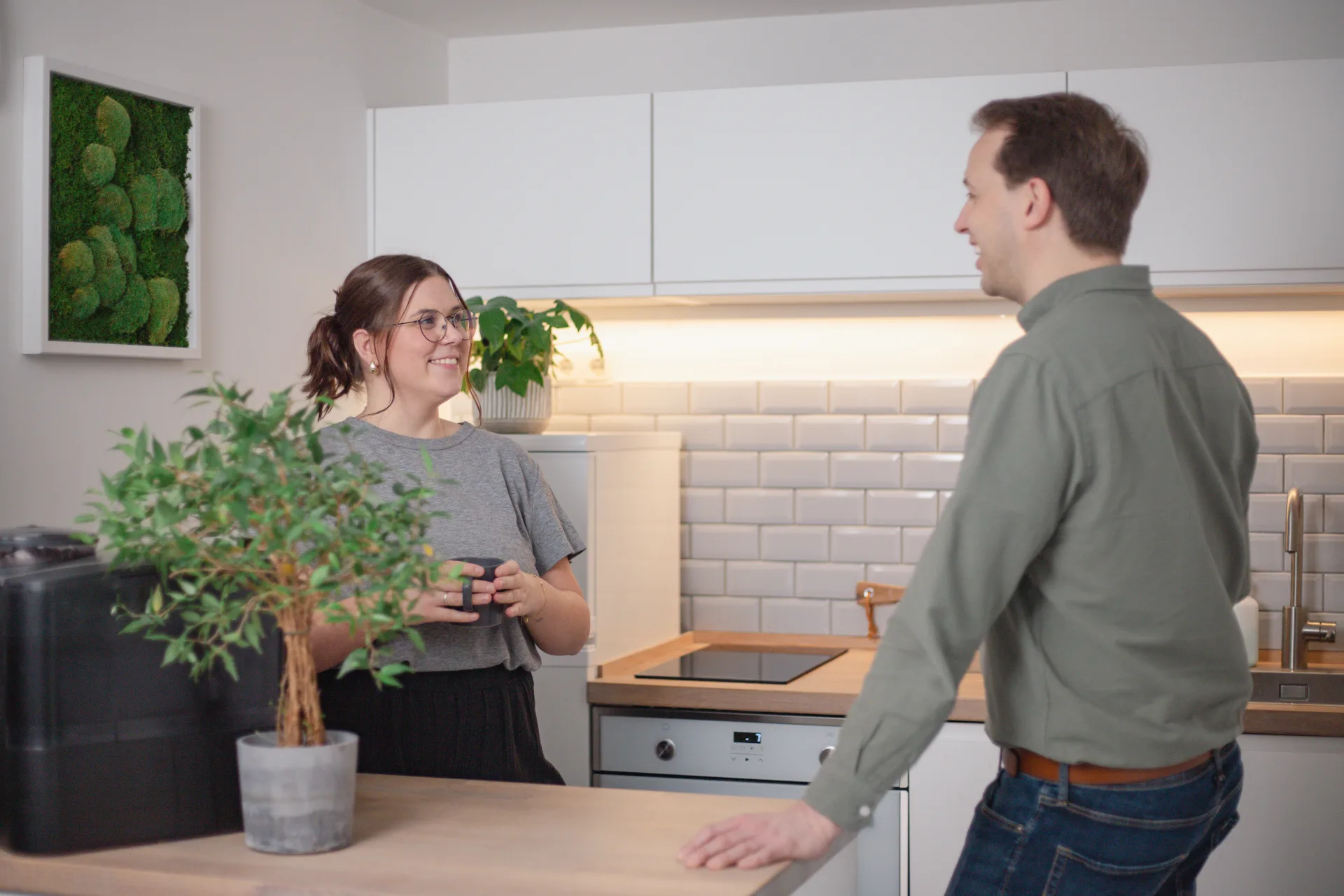 Zwei Mitarbeitende von Vorländer & friends im Gespräch in der Büroküche