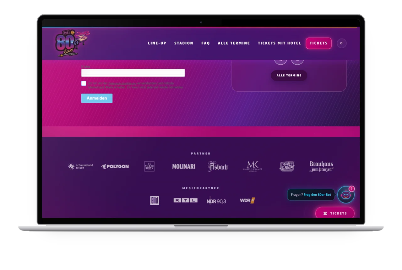 Das Line-up der Kölner Eventseite auf einem MacBook mit Künstlerkarten und Videoclips