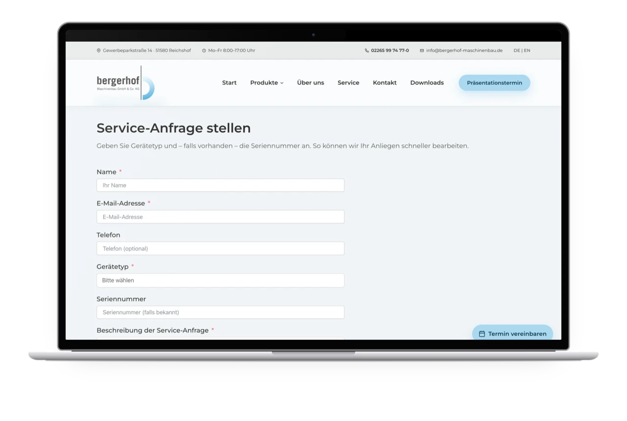 Das Formular für Service-Anfragen auf einem MacBook mit Feldern für Gerätetyp und Seriennummer