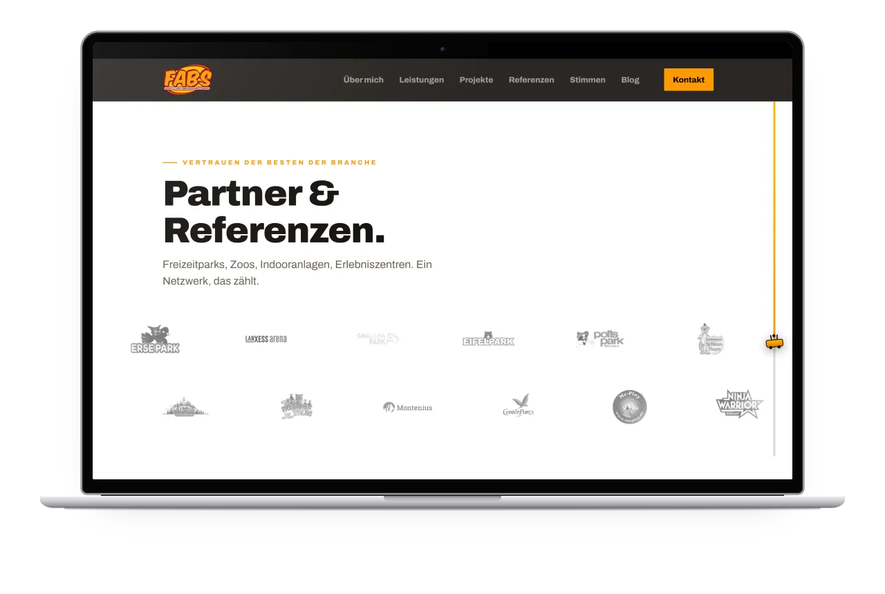 Der Abschnitt Partner und Referenzen mit Logos auf einem MacBook