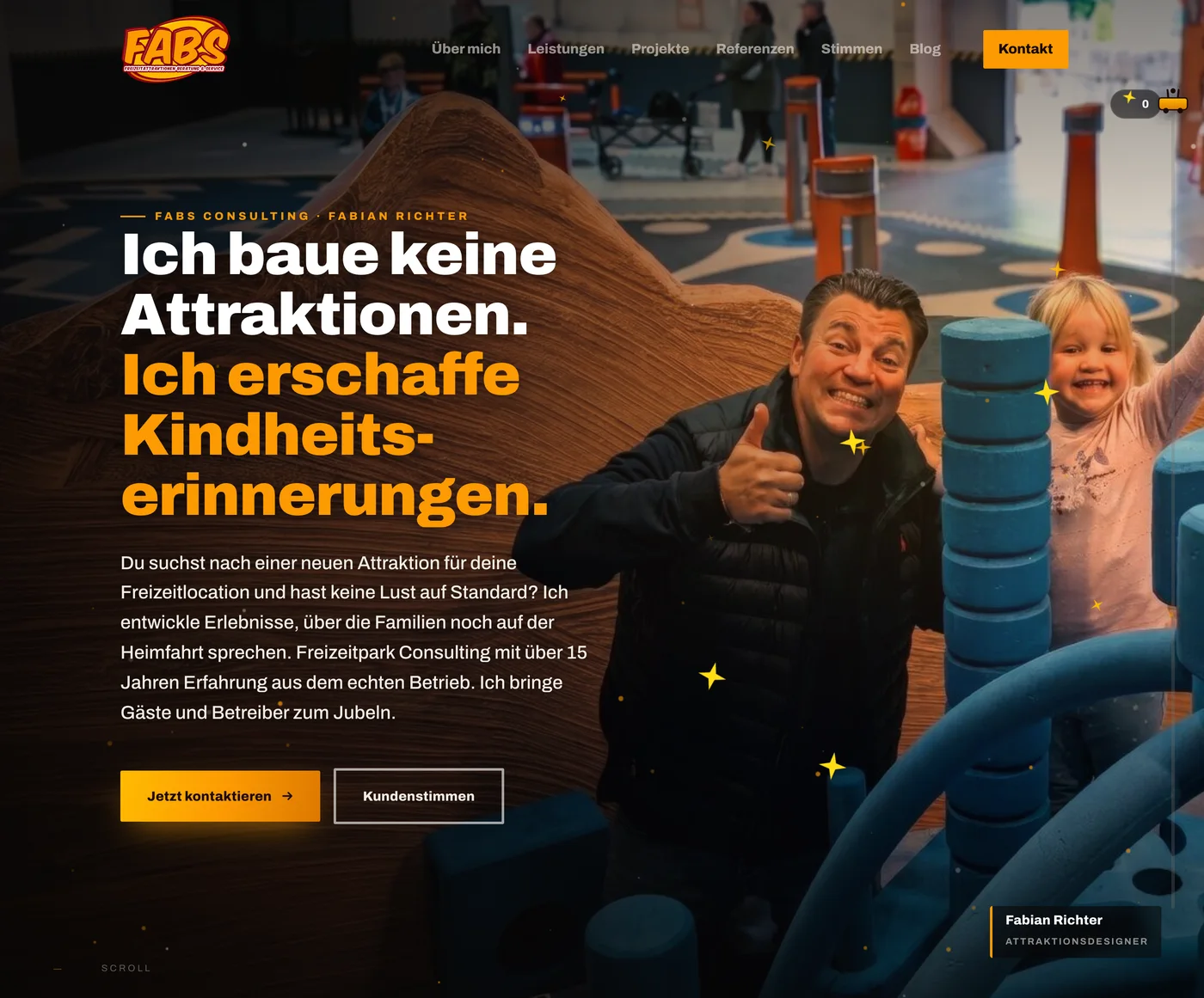 Die heutige Startseite von FABS Consulting mit großem Foto, Überschrift in Weiß und Orange und zwei Buttons zu Kontakt und Kundenstimmen