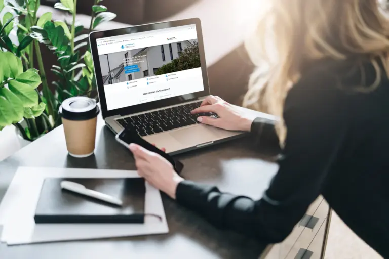 Frau an einem Laptop schaut auf eine Landing Page