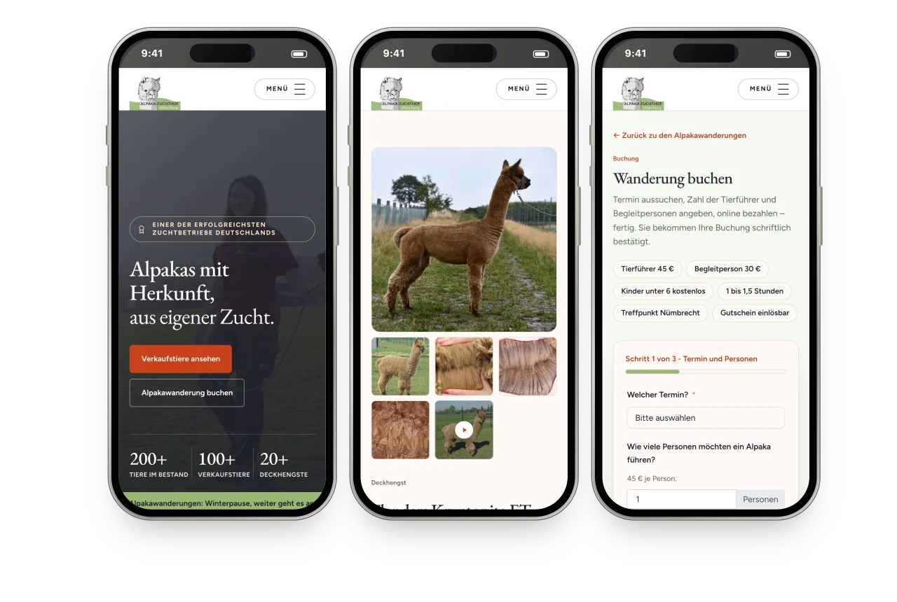 Drei iPhones mit der Website des Alpakazuchthofs Oberberg: Startseite, Tierseite und Wanderung buchen