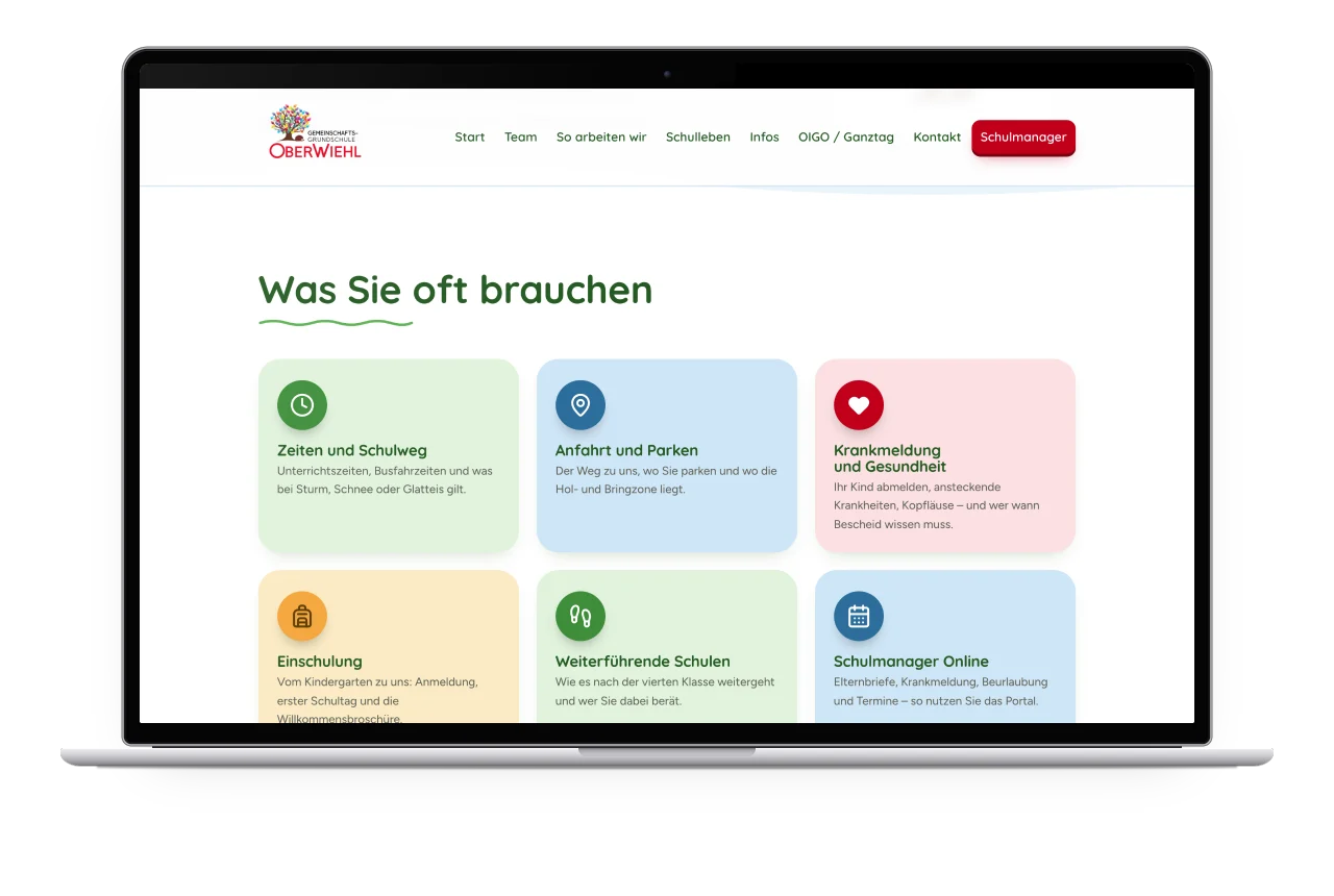 Die Seite Infos mit Kacheln für Eltern auf einem MacBook