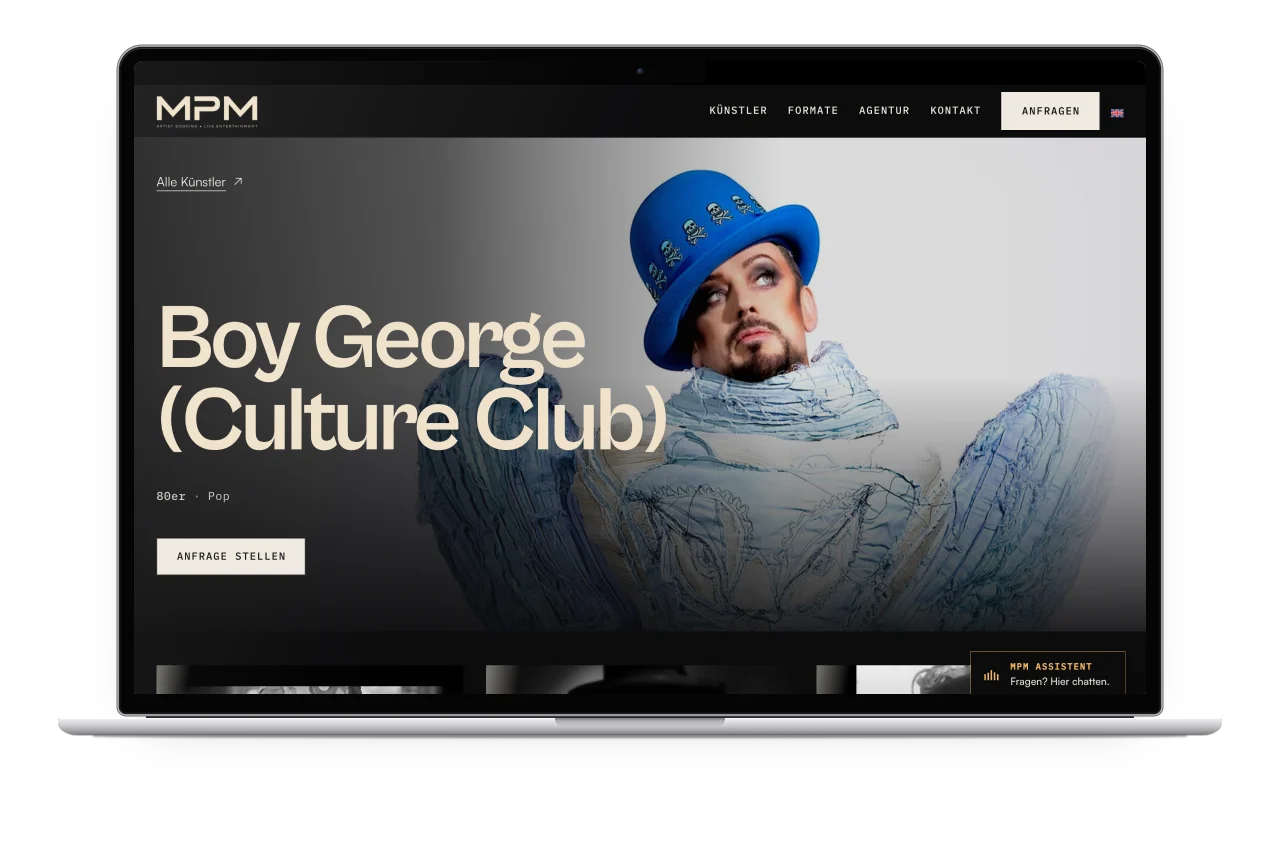 Die Seite von Boy George (Culture Club) mit großem Bild und dem Button „Anfrage stellen“ auf einem MacBook