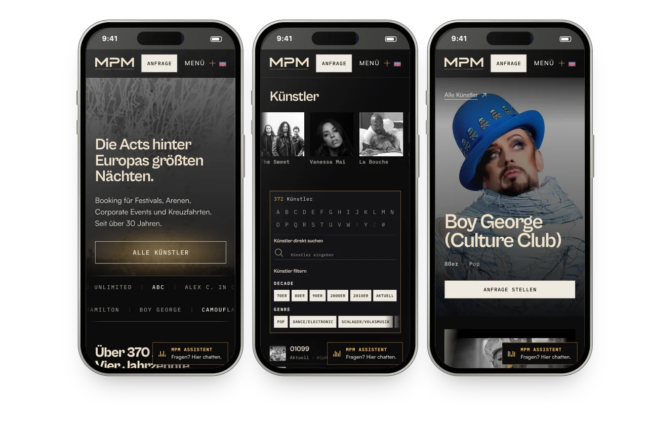 Drei iPhones mit der Website von MPM Music: Startseite, Künstlerübersicht und die Seite von Boy George