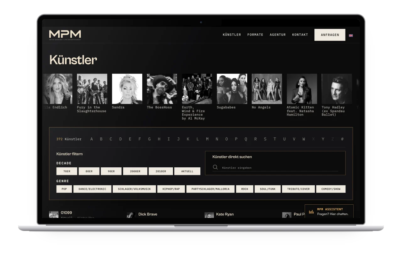 Die Künstlerübersicht von MPM Music mit 372 Acts, Buchstabenleiste, Filtern nach Decade und Genre und Direktsuche auf einem MacBook
