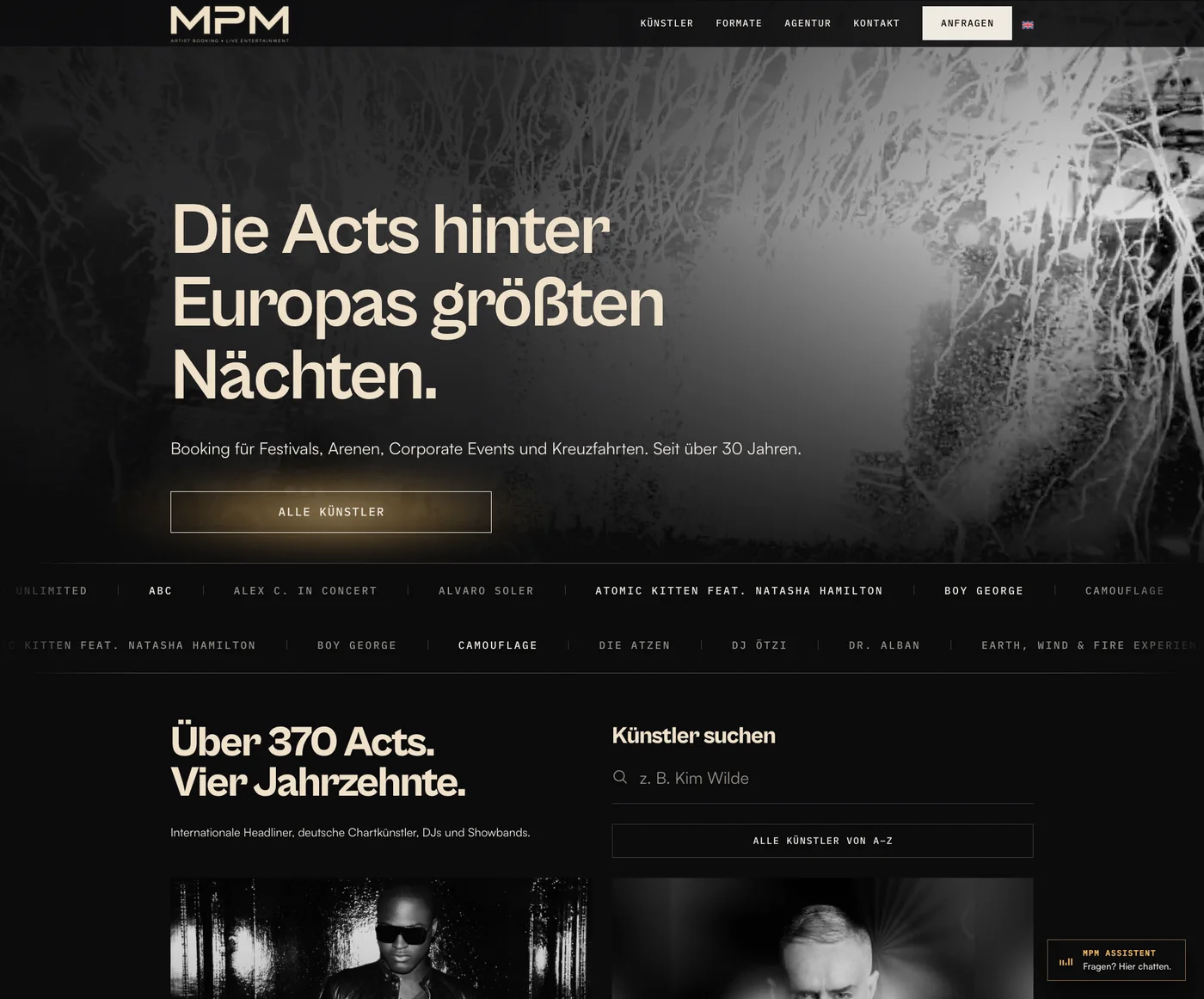 Die heutige Startseite von MPM Music mit der Überschrift „Die Acts hinter Europas größten Nächten.“, dem Button „Alle Künstler“ und laufenden Namen der Acts