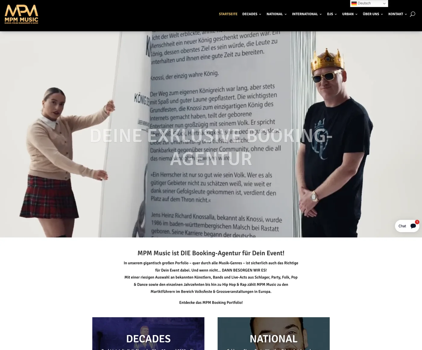 Die frühere Website von MPM Music mit weißer Überschrift „Deine exklusive Booking-Agentur“ auf einem hellen Video und darunter einem zentrierten Begrüßungstext