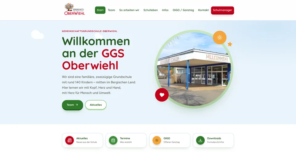 Screenshot der Homepage der GGS Oberwiehl mit einer Begrüßungsnachricht, einem Foto des Eingangs sowie Navigationsmenüs für Team, Aktuelles, Veranstaltungen, OGS, Kontakt und einer Anmeldeschaltfläche.