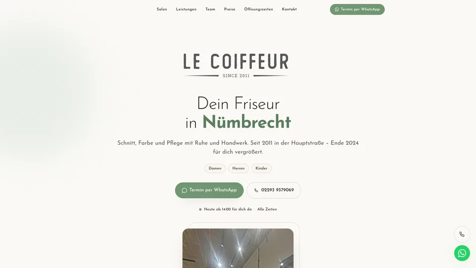 Screenshot der Website des Friseursalons Le Coiffeur mit Angabe des Firmennamens, des Standorts in Nümbrecht und der Online-Buchungsmöglichkeiten. Der Text erwähnt die angebotenen Dienstleistungen und den bevorstehenden Umzug Ende 2024.