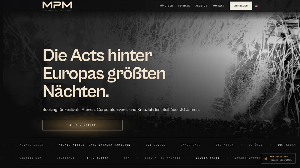 Konzertpublikum mit erhobenen Händen vor einer Bühne, überlagert von einem deutschen Text, der für MPM wirbt, eine Agentur für die Vermittlung großer europäischer Veranstaltungen und Künstler.
