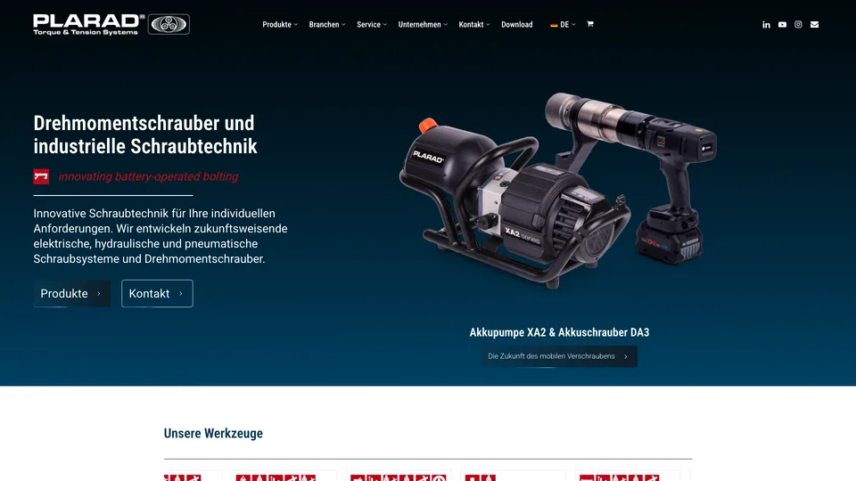 Auf einem blauen Hintergrund mit Farbverlauf sind zwei industrielle Elektrowerkzeuge abgebildet; darüber befinden sich das PLARAD-Logo und ein deutscher Text über innovative Schraubtechnik.